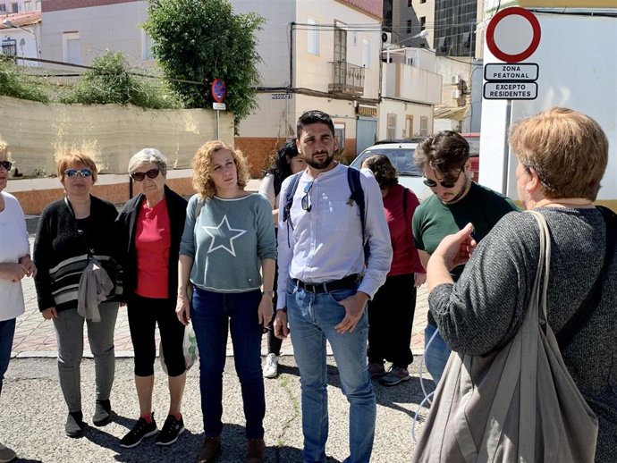 Susana Hornillo e Ismael Sánchez, en la reunión con los vecinos.