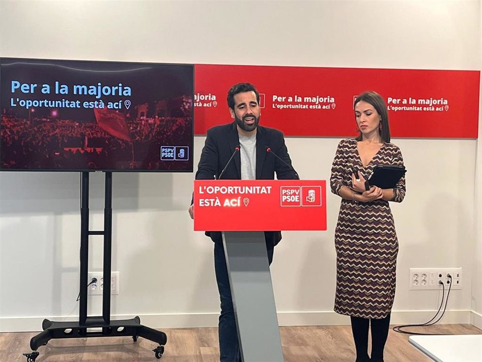 Archivo - José Muñoz y Ana Domínguez en rueda de prensa