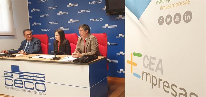 GáLvez (centro) explica la cuota cero y otras ayudas de la Junta para autónomos en CECO.