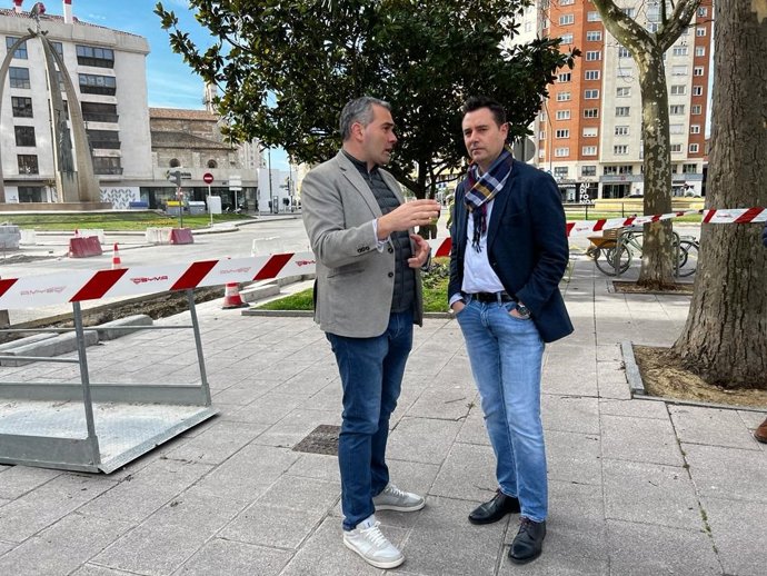 El comcejal de Movilidad y el alcalde de Burgos (D).