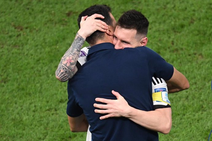 Archivo - 13 December 2022, Qatar, Lusail: Argentina's Lionel Messi hugs Argentina coach Lionel Scaloni after the FIFA World Cup Qatar 2022 semi final soccer match between Argentina and Croatia at the Lusail Stadium. Photo: Robert Michael/dpa
