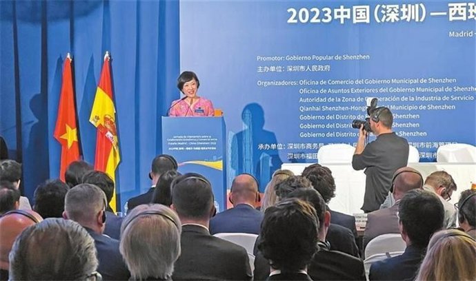 Photo shows Zhang Feimeng, director of the Shenzhen Municipal Commerce Bureau, introduces Shenzhens business environment at the China (Shenzhen)-Spain (Madrid) Economic and Trade Cooperation and Exchange Conference in Madrid