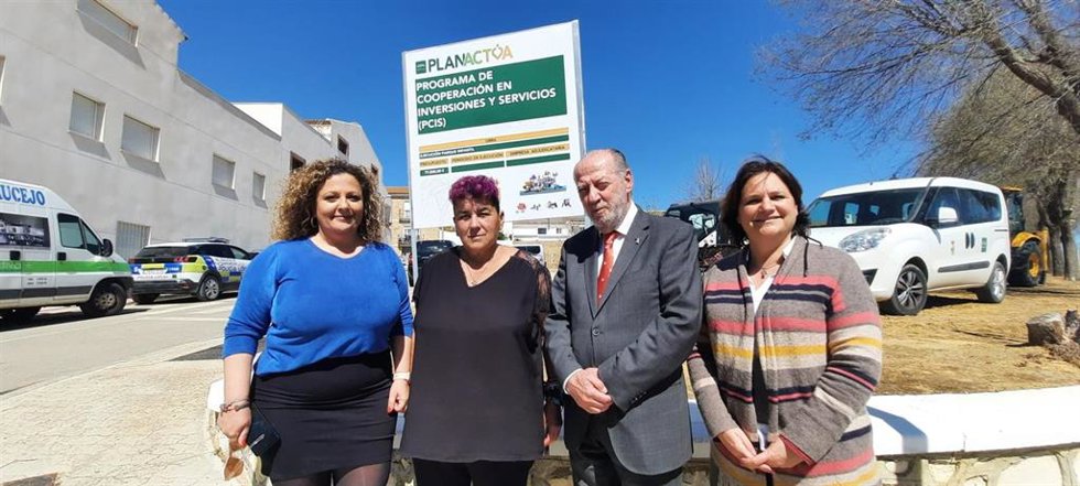 El presidente de la Diputación de Sevilla, Fernando Rodríguez Villalobos, y la alcaldesa del Saucejo, María Moreno, en el centro de la imagen.