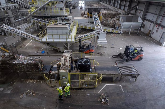 Archivo - Dos técnicos trabajan en la plataforma de separación de la planta de tratamiento de basura 'La Campiña', a 20 de octubre de 2022, en Loeches, Madrid (España)