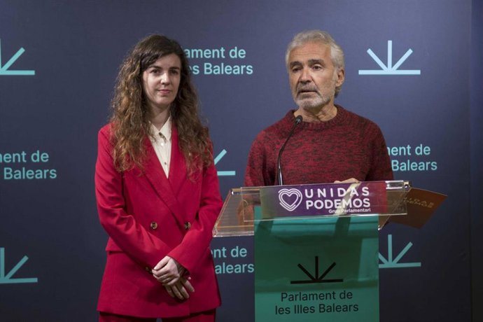 La portavoz adjunta de Unidas Podemos en el Parlament, Esperana Sans, y el diputado de la formación Pablo Jiménez, en rueda de prensa.
