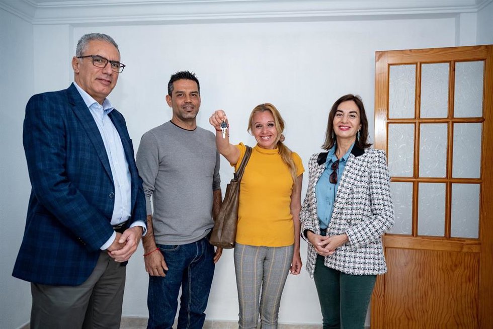 El gerente de Visocan junto a los primeros inquilinos del programa de vivienda vacía de Canarias y la propietaria del inmueble