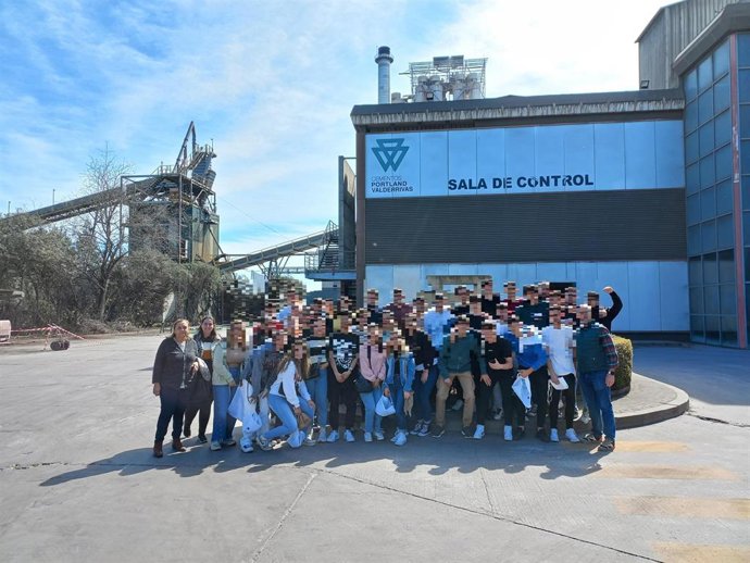 Visita de jóvenes a la fábrica de Cementos Portland Valderribas de Alcalá de Guadaíra.