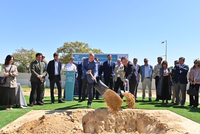 El alcalde de Tomares, José María Soriano (a la izquierda), y el presidente de Grupo Insur, Ricardo Pumar (a la derecha) colocan la primera piedra de Altos del Aire Mistral.