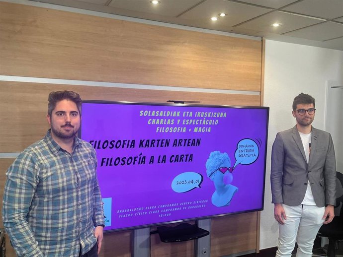 Jonathan Martín, concejal de Juventud, y Asier Martínez, responsable del evento.