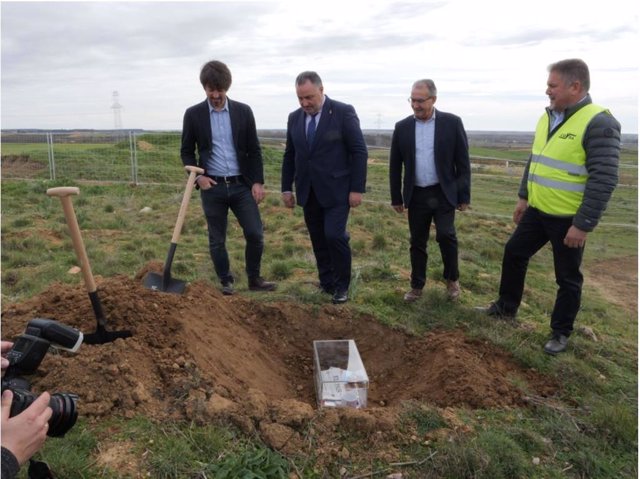 Morán y el diputado de Cultura junto a otras autoridades en la antigua ciudad astur-romana.