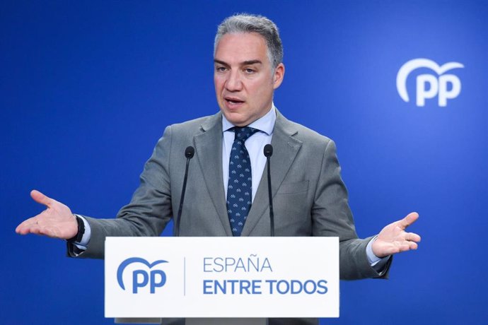 El coordinador general del Partido Popular y director de Campaña, Elías Bendodo, interviene durante una rueda de prensa tras la reunión del Comité de Campaña, en la sede del PP, a 2 de marzo de 2023, en Madrid (España). La reunión se ha llevado a cabo d