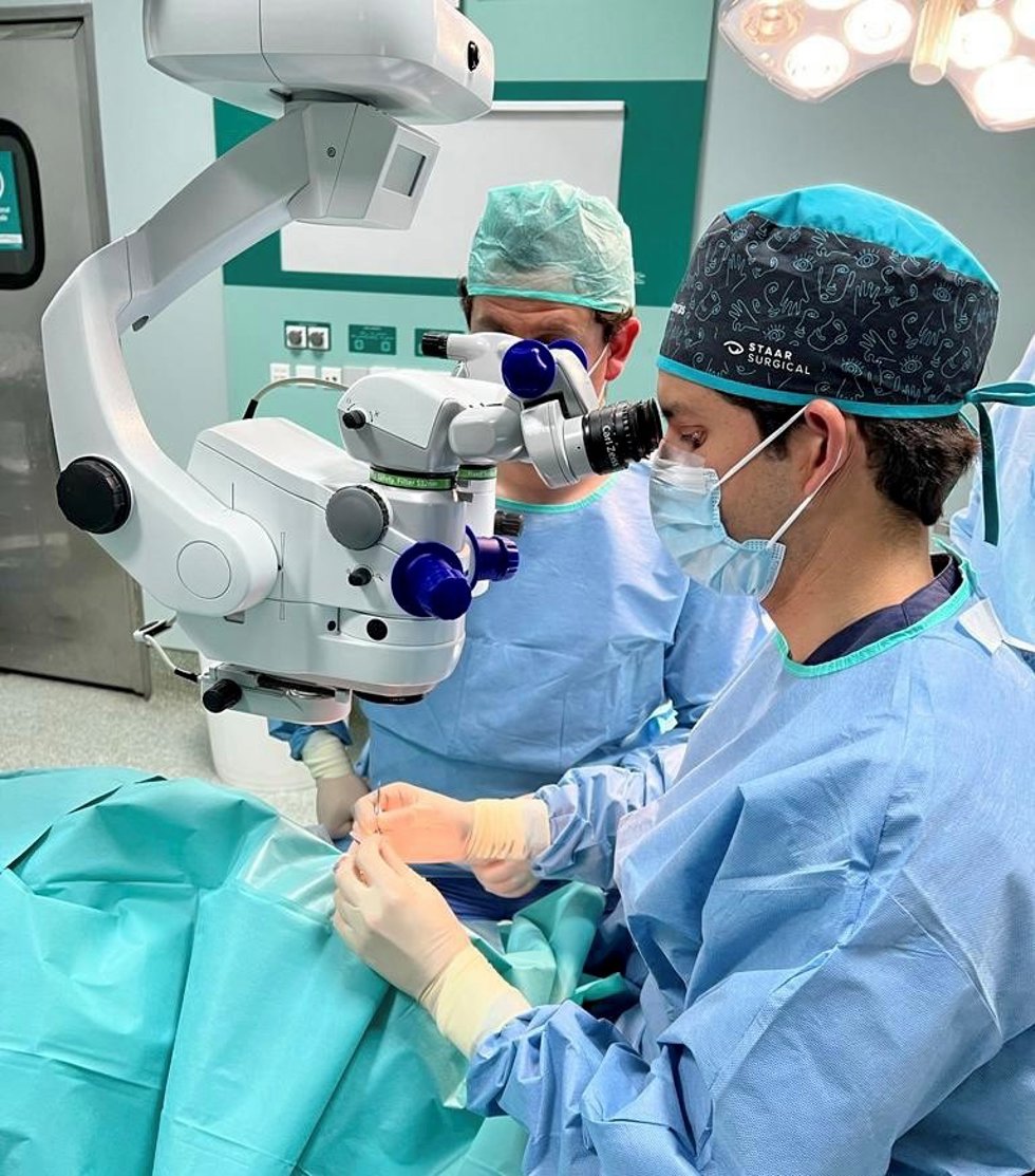 Dos oftalmólogos realizan una operación de trasplantes de córneas.