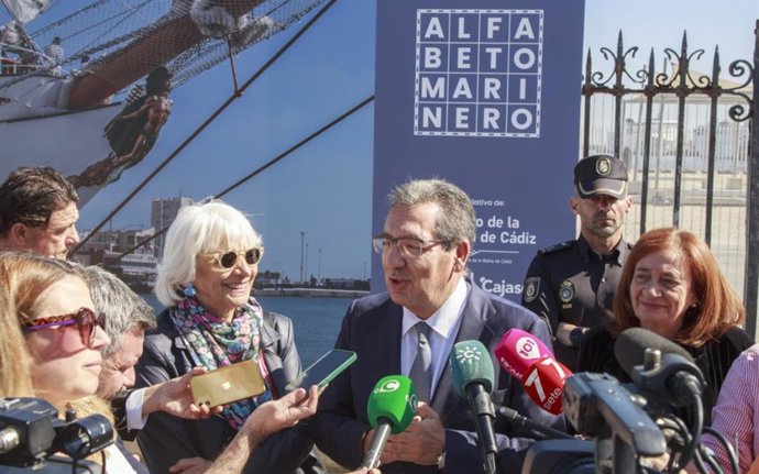 Teófila Martínez con el presidente de Cajasol en Cádiz.