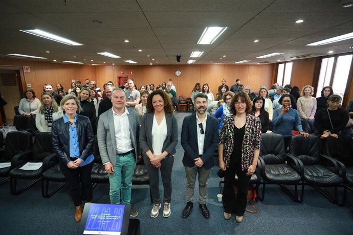 La presidenta del Consell, Catalina Cladera, rodeada de la presidenta del IMAS, Sofia Alonso, el conseller de Presidencia Javier de Juan, la directora de coordinación, Margalida Amorós y el director general de Modelo Económico del Govern, Lloren Pou.