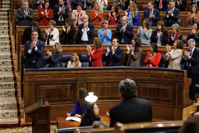 La bancada del PSOE aplaude al presidente del Gobierno, Pedro Sánchez.