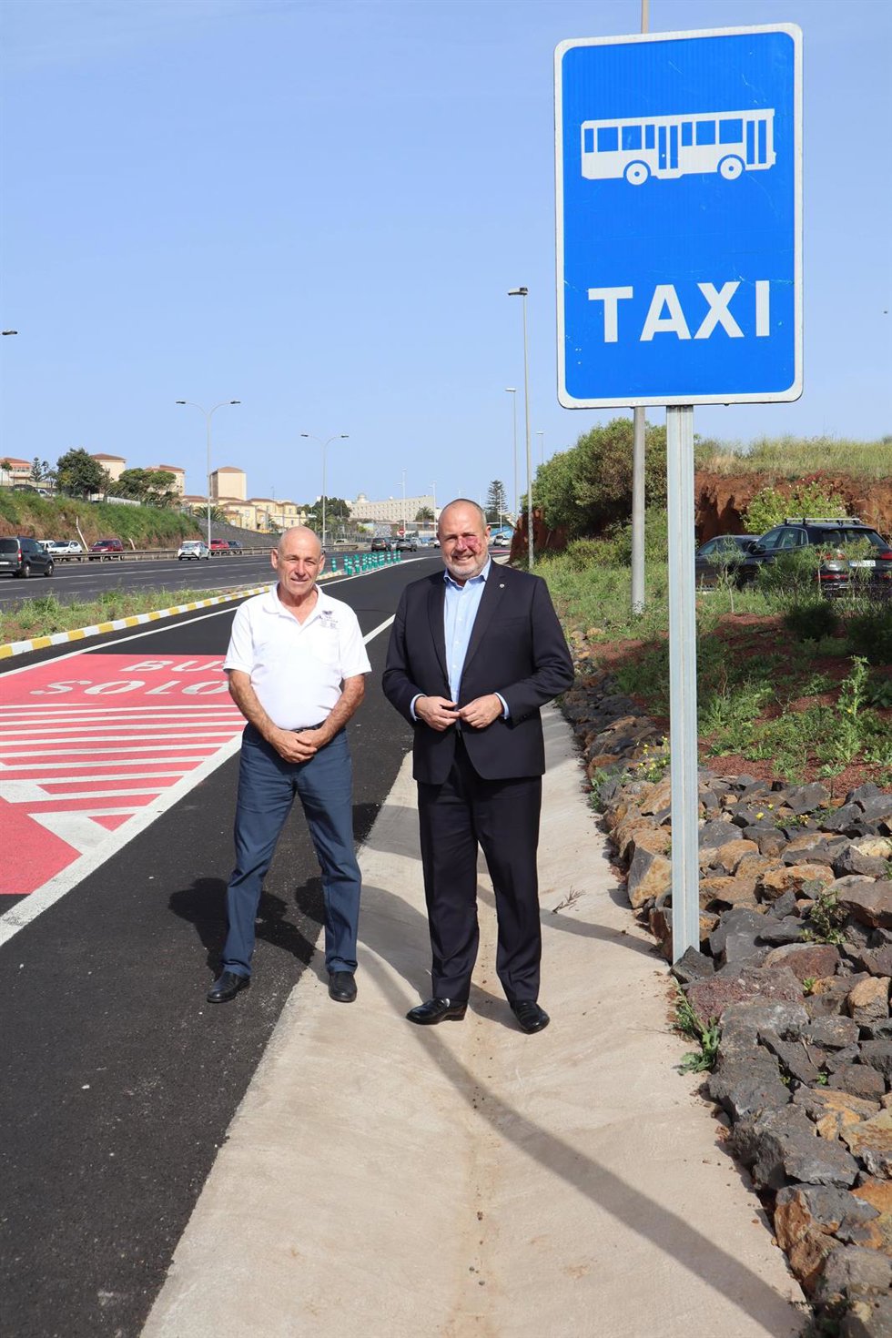 El vicepresidente primero del Cabildo de Tenerife y consejero de Movilidad, Enrique Arriaga, y el presidente de Radio Taxi La Laguna, Francisco González
