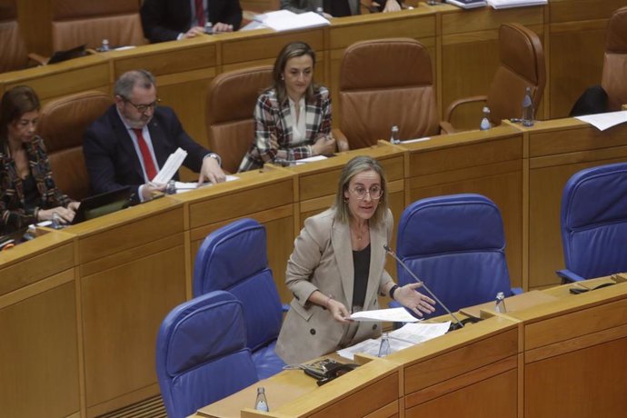 La conselleira de Infraestruturas e Mobilidade, Ethel Vázquez, en el pleno del Parlamento