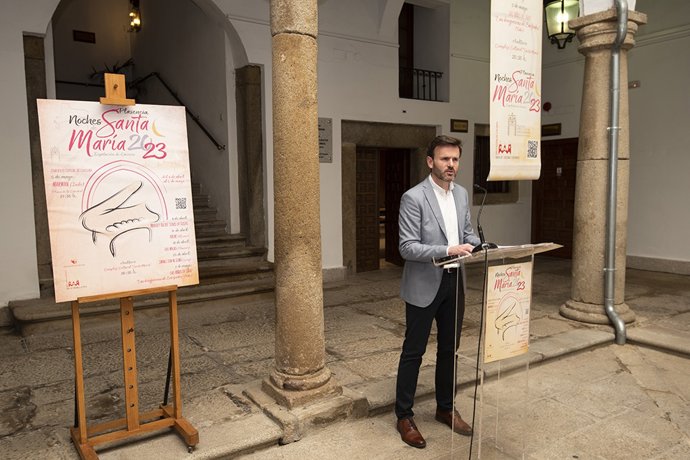 El diputado de Cultura de la Diputación de Cáceres, Fernando Grande, presenta la programación de las XXI Noches de Santa María de Plasencia