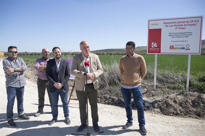 El presidente de la Diputación de Córdoba, Antonio Ruiz, visita las obras del camino provincial CP-273 'De las Huertas de Espejo'.