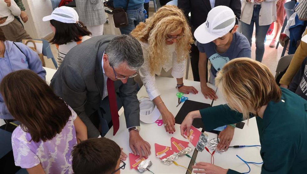 El presidente de Diputación durante su visita a los talleres.
