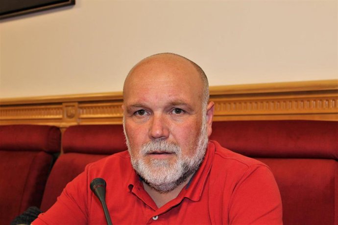 El candidato a la Alcaldía de Toledo y portavoz de Izquierda Unida - Podemos, Txema Fernández, en una foto de archivo.