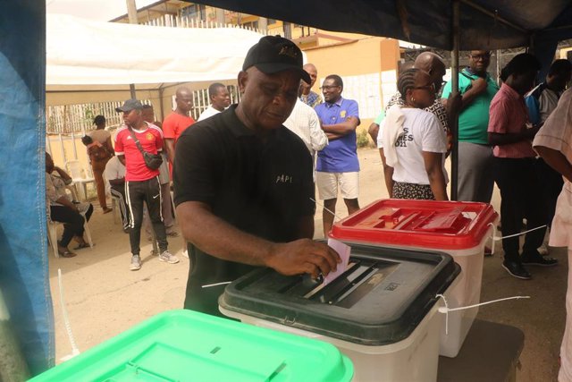 Un hombre ejerce su derecho al voto en Nigeria