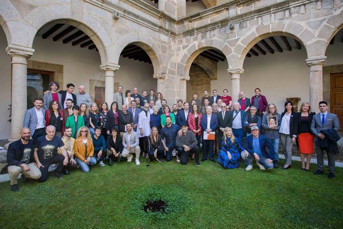 Foto de familia de autoridades y actores del 69 Festival de Teatro de Mérida