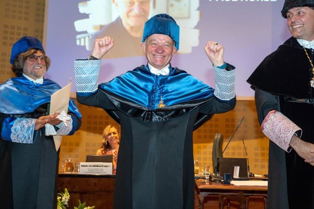 El Premio Nobel de Medicina Paul Nurse, junto al rector de la Pablo de Olavide, Francisco Oliva, tras ser investido Doctor Honoris Causa.