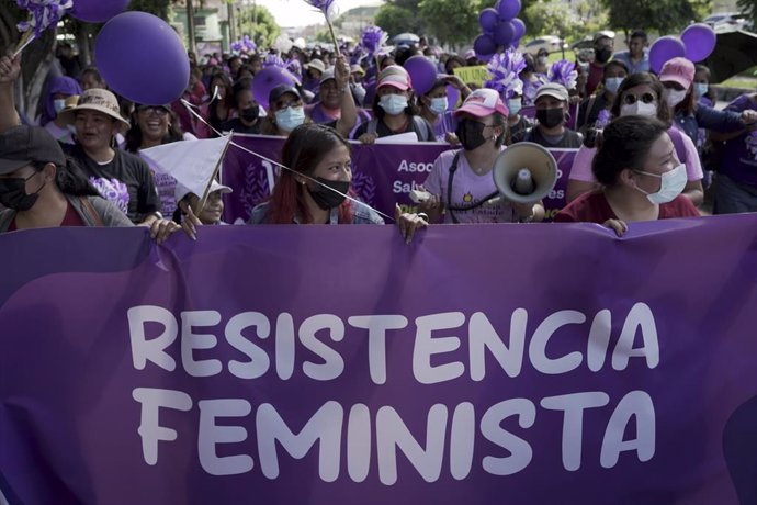 Archivo - Manifestanción en San Salvador por el Día Internacional para Eliminar la Violencia contra la Mujer