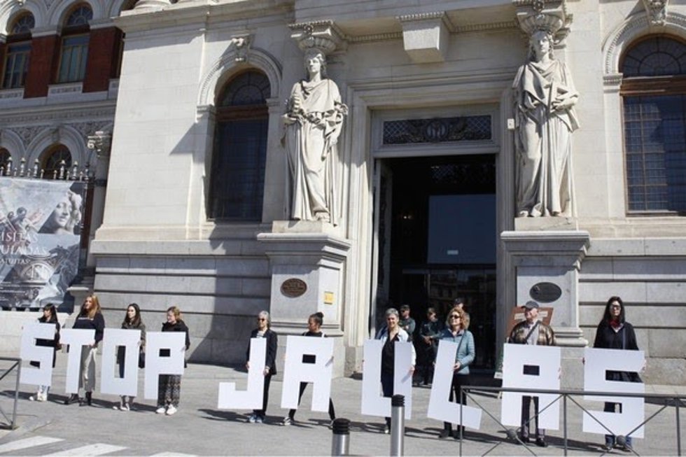 Activistas de Fundación Igualdad Animal frente al Ministro de Agricultura, Pesca y Alimentación de España.