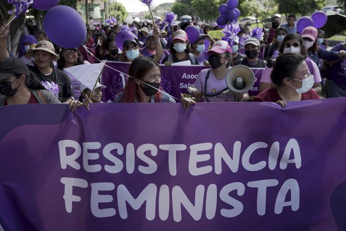 Archivo - 25 November 2022, El Salvador, San Salvador: Women take part in a protest on the occasion of International Day for the Elimination of Violence against Women. Photo: Camilo Freedman/dpa