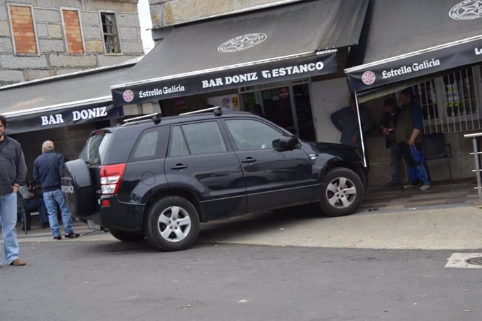 AMP.- Dos heridos, uno de ellos de consideración, al invadir un coche la terraza de un bar de A Merca (Ourense)