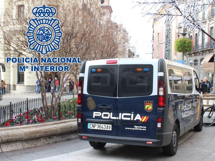 Dotación policial en el centro de Granada