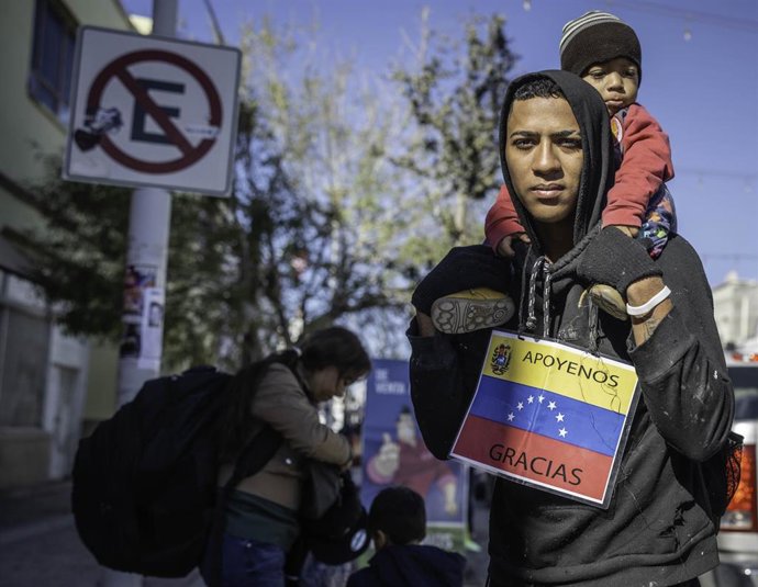Archivo - Migrante venezolano en la frontera entre México y Estados Unidos
