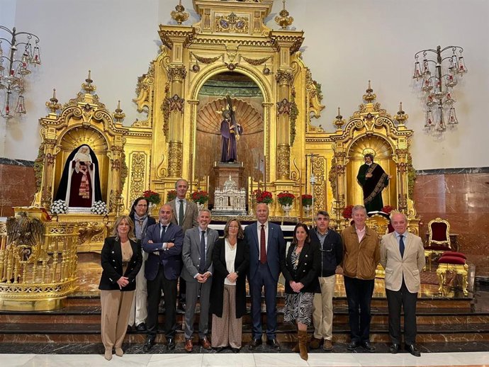 La consejera de Salud y el hermano mayor del Gran Poder, en la Basílica con motivo de la concesión de primer templo cardioasegurado en la ciudad.