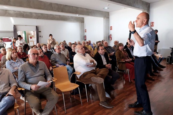 El alcalde de Sevilla, Antonio Muñoz, con vecinos del Distrito Cerro-Amate.