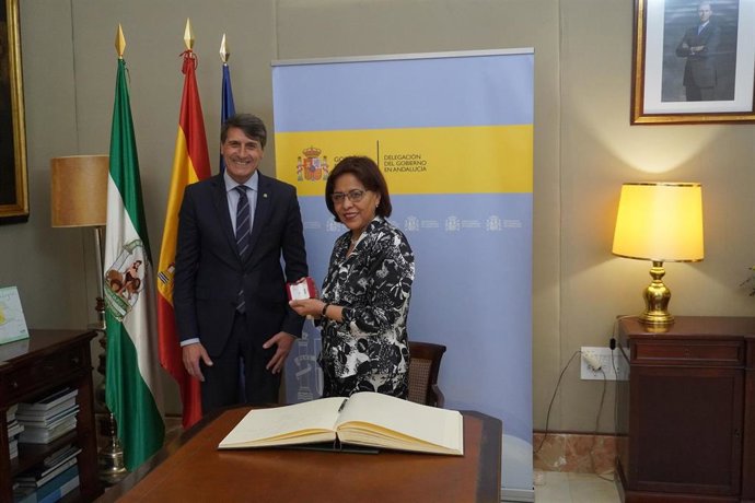 El delegado del Gobierno en Andalucía, Pedro Fernández, recibe a la embajadora de Bolivia en España, Nardy Suxo.