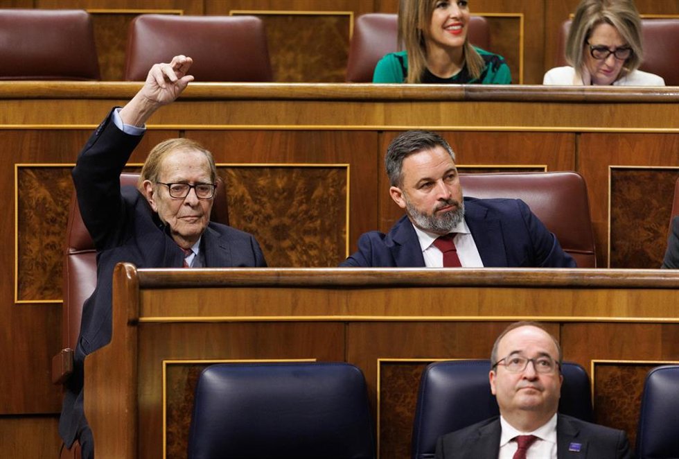 El candidato de la moción de censura, profesor y economista Ramón Tamames (1i), pide la palabra durante la segunda sesión de la moción de censura, en el Congreso de los Diputados, a 22 de marzo de 2023, en Madrid (España). El Salón de Plenos del Congres