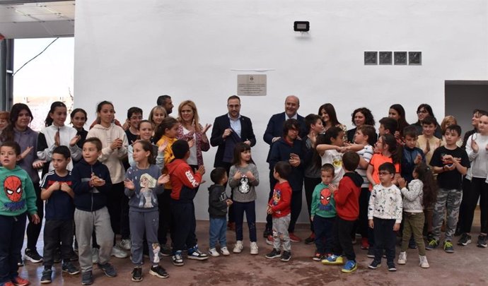 El vicepresidente de Castilla-La Mancha, José Luis Martínez Guijarro, inaugura el nuevo pabellón deportivo de Graja de Iniesta.