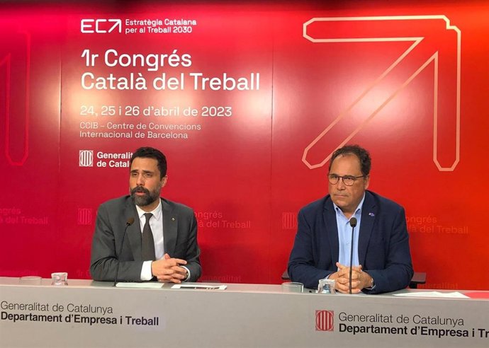 El conseller de Empresa y Trabajo, Roger Torrent, y el secretario de Trabajo de la Generalitat, Enric Vinaixa, presentan en rueda de prensa el I Congrés Catal del Treball en Barcelona.