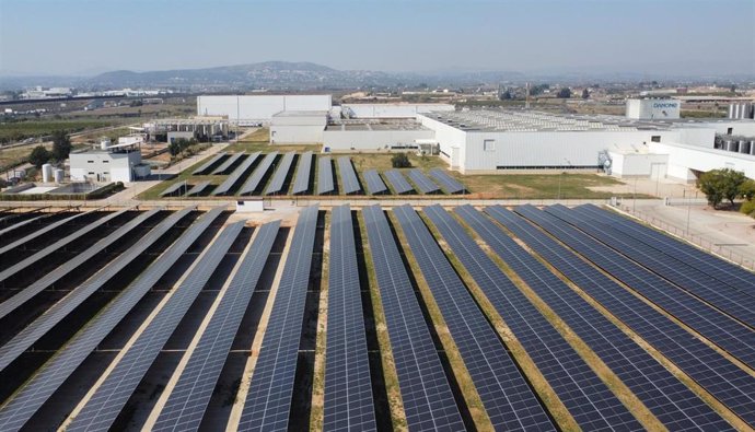Placas solares en la planta Danone de Aldaia