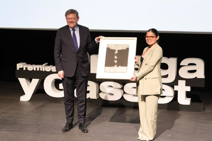 Ximo Puig entrega el Ortega y Gasset a la periodista Julia Gavarrete