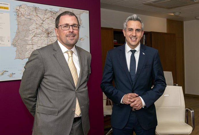 El vicepresidente y consejero de Universidades, Igualdad, Cultura y Deporte, Pablo Zuloaga, se reúne con el presidente de Renfe, Raúl Blanco.