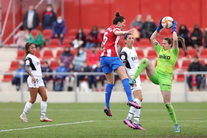 Archivo - Enith Salon of Valencia and Merel Van Dongen of Atletico de Madrid in action during the spanish women league, Primera Iberdrola, football match played between Atletico de Madrid and Valencia CF at Centro Deportivo Wanda on march 26, 2022, in A