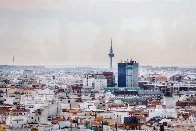 Archivo - Vista del edificio de Torrespaña 'El Pirulí' desde el Faro de Moncloa, a 19 de septiembre de 2022
