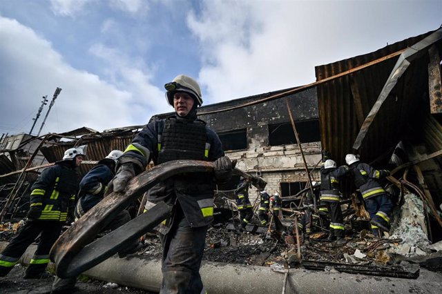 Archivo - Equipos de rescate retiran escombros de un edificio dañado por un ataque ruso en Zaporiyia (imagen de archivo).