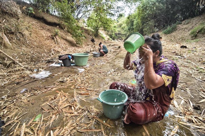 Archivo - 27 August 2019, Indonesia, Cibarusah: Residents collecting water from a catchment well in the Cihoe river. Photo: Agung Fatma Putra/ZUMA Wire/dpa