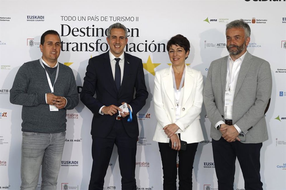 El director del Diario.Es en Cantabria, Laro García, el vicepresidente de Cantabria, Pablo Zuloaga, la directora general del Diario.Es, Rosalía Lloret, y el gerente del Diario.Es en Cantabria, Andrés Hermosa.