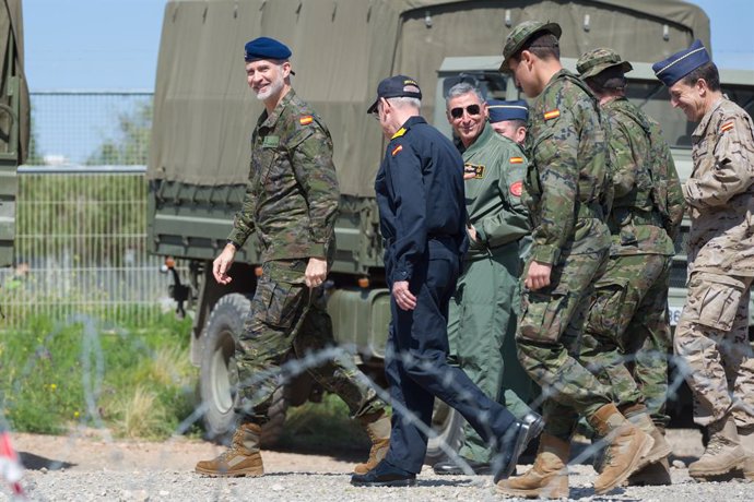 El Rey Felipe VI (1i) asiste al ejercicio 'Eagle Eye' 2023, a 22 de marzo de 2023, en Ibiza, Islas Baleares (España). El Rey ha asistido al ejercicio de activación de Operaciones Permanentes Eagle Eye 2023, en el que participarán los tres Ejércitos en