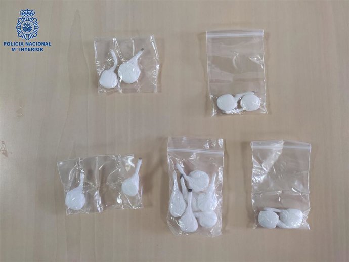 Envoltorios de cocaína incautados al detenido.